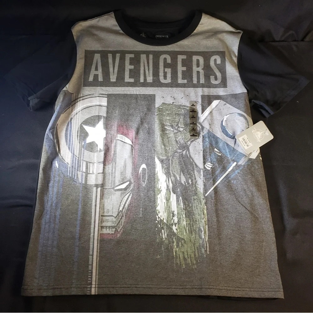 Disney‎ Marvel Avengers Short Sleeve Graphic T-Shirt NWT Medium